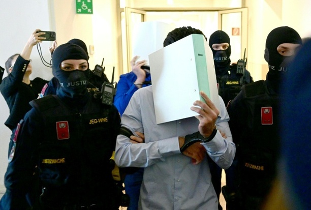 Bild vergr&ouml;&szlig;ern: Anschlagsplan für Taylor-Swift-Konzert: Prozess gegen Dschihadisten in Österreich