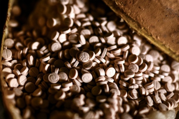 Bild vergr&ouml;&szlig;ern: Über 300.000 Tabletten in Mietwagen: Zollbeamte nehmen Drogenschmuggler fest