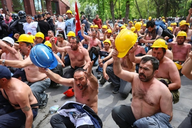 Bild vergr&ouml;&szlig;ern: Bergarbeiter vor Energieministerium in Ankara beenden ihren Streik