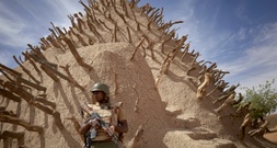 Kämpfe in Mali: Armee gibt Stellungen in Region Gao auf - Junta-Chef trifft russischen Botschafter