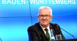 Erster Grünen-Ministerpräsident Kretschmann wird in Stuttgart verabschiedet