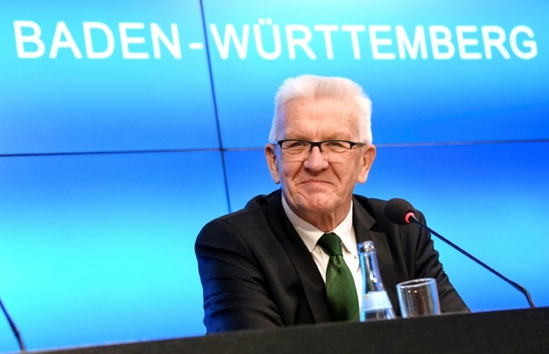 Bild vergr&ouml;&szlig;ern: Erster Grünen-Ministerpräsident Kretschmann wird in Stuttgart verabschiedet