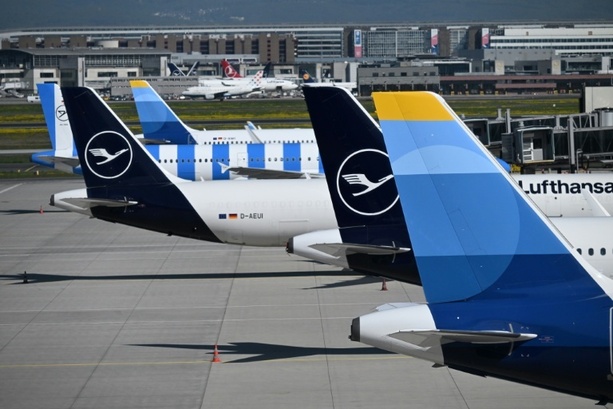 Bild vergr&ouml;&szlig;ern: Gesetzesentwurf von Verkehrsminister Schnieder soll Check-In am Flughafen beschleunigen