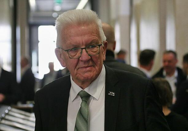 Bild vergr&ouml;&szlig;ern: Grünen-Chefin würdigt Kretschmanns Pragmatismus mit Haltung