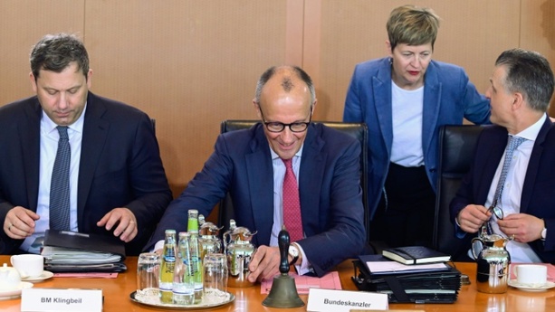 Bild vergr&ouml;&szlig;ern: Bundeskabinett billigt Reform von Krankenversicherung - Projekt weiterhin umstritten