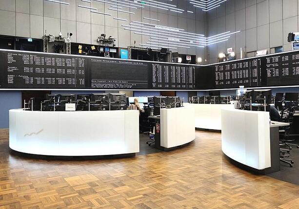 Bild vergr&ouml;&szlig;ern: Dax kämpft am Mittag um 24.000er-Marke - ambivalentes Umfeld