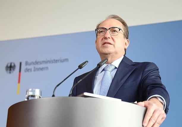 Bild vergr&ouml;&szlig;ern: Dobrindt sieht neue digitale Befugnisse als Meilenstein
