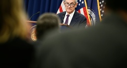 Trump greift Powell wegen dessen vorübergehenden Verbleibs bei der Fed an