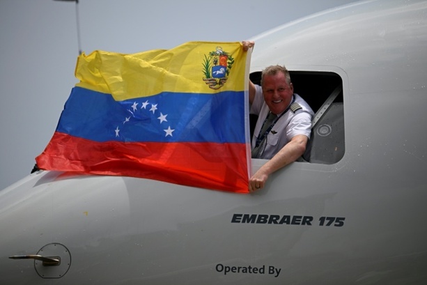 Bild vergr&ouml;&szlig;ern: Erster direkter Linienflug zwischen USA und Venezuela seit 2019 in Caracas gelandet