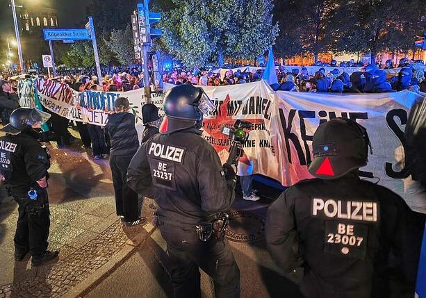 Bild vergr&ouml;&szlig;ern: Rangeleien mit der Polizei zum Start der Walpurgisnacht in Berlin