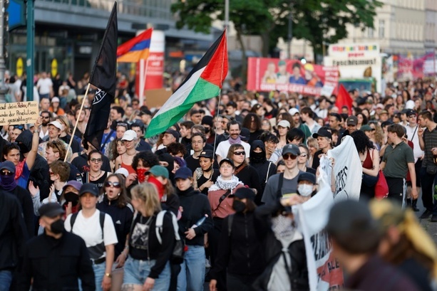 Bild vergr&ouml;&szlig;ern: Demonstrationen Revolutionärer 1. Mai ziehen durch Berlin und andere Städte
