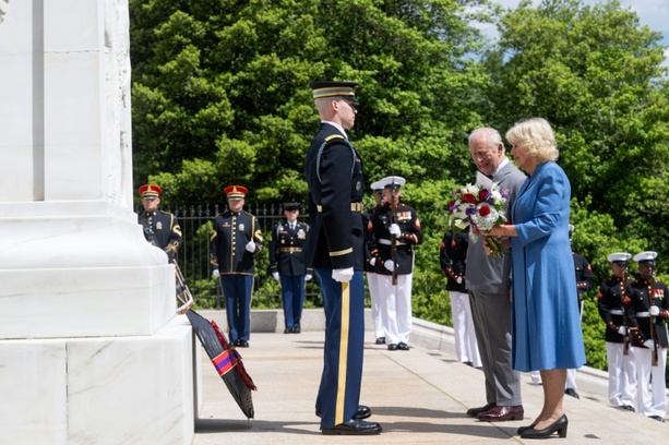 Bild vergr&ouml;&szlig;ern: Charles III. und Camilla beenden US-Besuch mit Kranzniederlegung