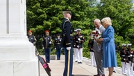 Charles III. und Camilla beenden US-Besuch mit Kranzniederlegung