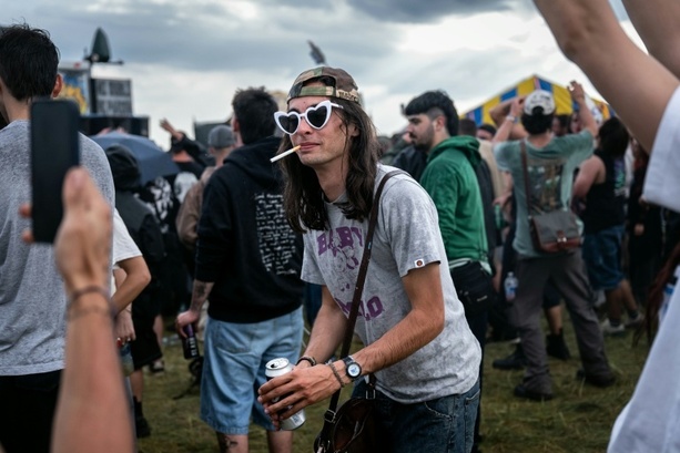 Bild vergr&ouml;&szlig;ern: Gefährliche Party: 20.000 Menschen bei illegalem Rave auf Militärgelände in Frankreich