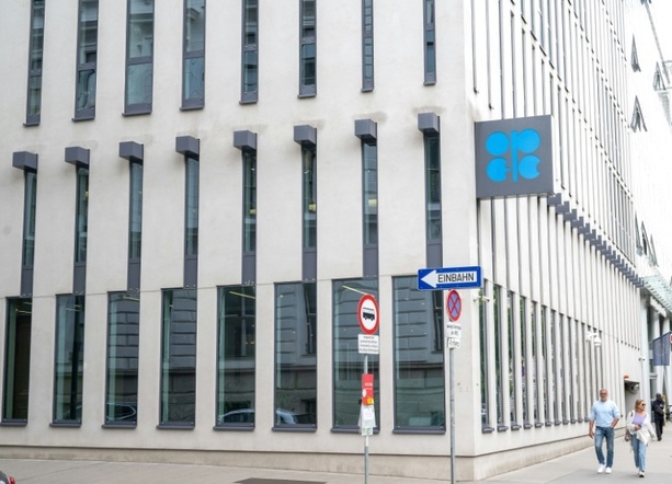 Bild vergr&ouml;&szlig;ern: Opec+-Länder erhöhen nach überraschendem Austritt der Emirate ihre Ölförderquote