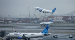 Landender Passagierjet streift Lkw und Laternenmast in den USA
