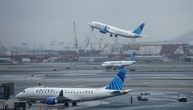 Landender Passagierjet streift Lkw und Laternenmast in den USA