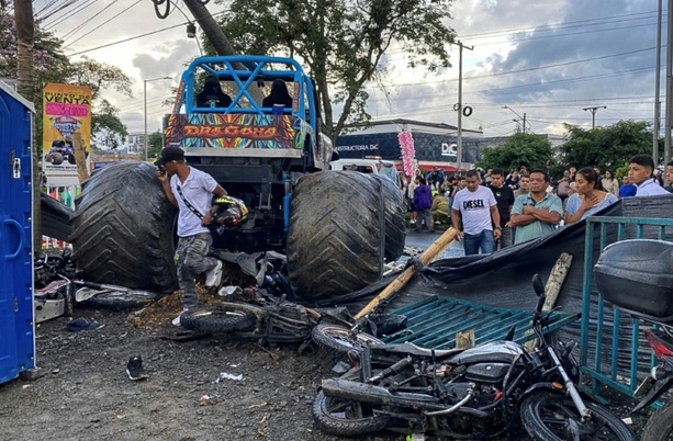 Bild vergr&ouml;&szlig;ern: Monster-Truck rast in Menge: Drei Tote bei Show in Kolumbien
