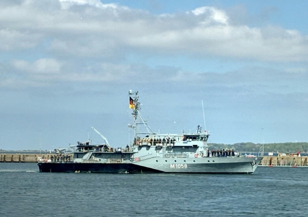 Bild vergr&ouml;&szlig;ern: Möglicher Hormus-Einsatz: Minenjagdboot Fulda unterwegs Richtung Mittelmeer
