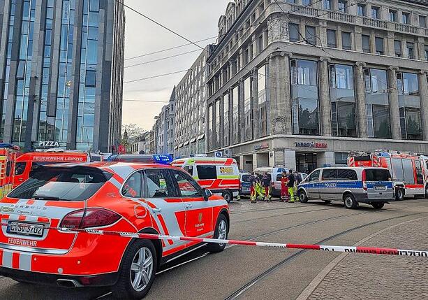 Bild vergr&ouml;&szlig;ern: Auto rast in Leipzig im Menschenmenge - Tote und Verletzte