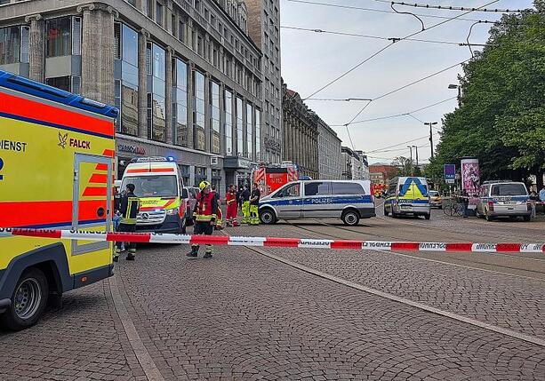 Bild vergr&ouml;&szlig;ern: Polizei: 33-jähriger Deutscher fuhr in Leipzig in Menschenmenge