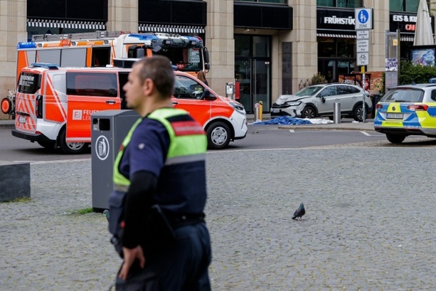 Bild vergr&ouml;&szlig;ern: Nach Tat in Leipziger Innenstadt: Kretschmer spricht von mutmaßlicher Amokfahrt