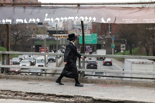 Bild vergr&ouml;&szlig;ern: New York: Hakenkreuz-Schmierereien an Synagoge und Häusern