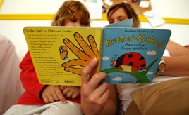 Mütter kleiner Kinder deutlich seltener erwerbstätig als Väter