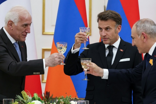 Bild vergr&ouml;&szlig;ern: Frankreichs Präsident Macron gibt Gesangseinlage bei Staatsbesuch