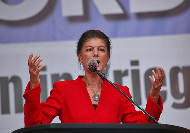 Bild vergr&ouml;&szlig;ern: Wagenknecht fordert Rücktritt der Bundesregierung