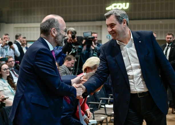 Bild vergr&ouml;&szlig;ern: Manfred Weber fordert Führungsteam für CSU - Lob für Aigner