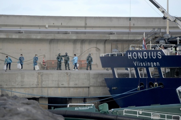 Bild vergr&ouml;&szlig;ern: Schlechtes Wetter: Kreuzfahrtschiff Hondius legt auf Teneriffa an