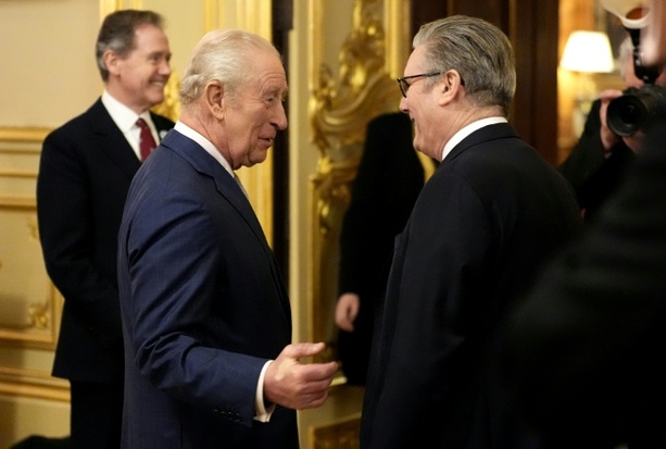 Bild vergr&ouml;&szlig;ern: König Charles III. hält inmitten von wachsendem Druck auf Premier Starmer Thronrede