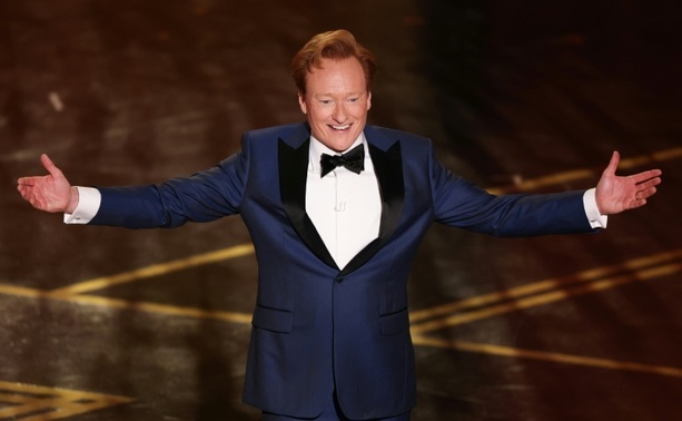 Bild vergr&ouml;&szlig;ern: Komiker Conan O'Brien moderiert auch 2027 die Oscar-Verleihung