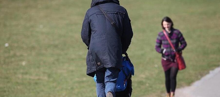 Studie: Väter übernehmen weniger Versorgungstätigkeiten für Kinder