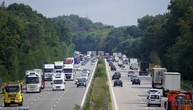 Zwischen Kraftstoffkosten, Maut und Zeitdruck steigt der Aufwand für die Mobilitätsplanung.