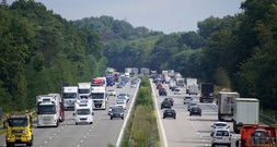Zwischen Kraftstoffkosten, Maut und Zeitdruck steigt der Aufwand für die Mobilitätsplanung.