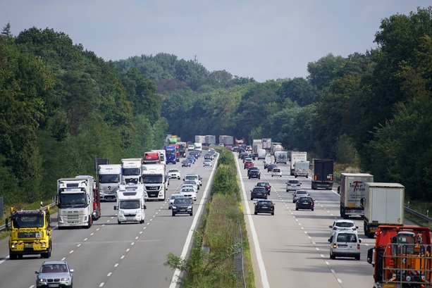 Bild vergr&ouml;&szlig;ern: Zwischen Kraftstoffkosten, Maut und Zeitdruck steigt der Aufwand für die Mobilitätsplanung.