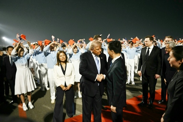 Bild vergr&ouml;&szlig;ern: AFP-Journalisten: Trump zu Besuch in China eingetroffen