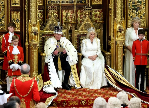Bild vergr&ouml;&szlig;ern: Charles III. stellt inmitten von Debatte über Premier Starmer Regierungsprogramm vor