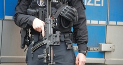Nach Schüssen und Erpressungsversuchen: Großrazzia mit 570 Polizisten in Berlin