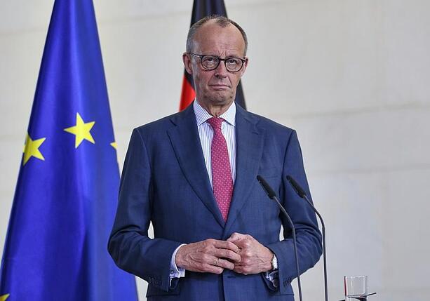 Bild vergr&ouml;&szlig;ern: Draghi erhält Karlspreis - Merz appelliert an Europas Machtmittel