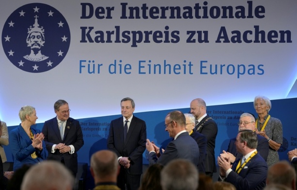 Bild vergr&ouml;&szlig;ern: Früherer EZB-Chef Draghi mit Aachener Karlspreis ausgezeichnet