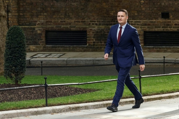Bild vergr&ouml;&szlig;ern: Protest gegen Premier: Britischer Gesundheitsminister Streeting tritt zurück