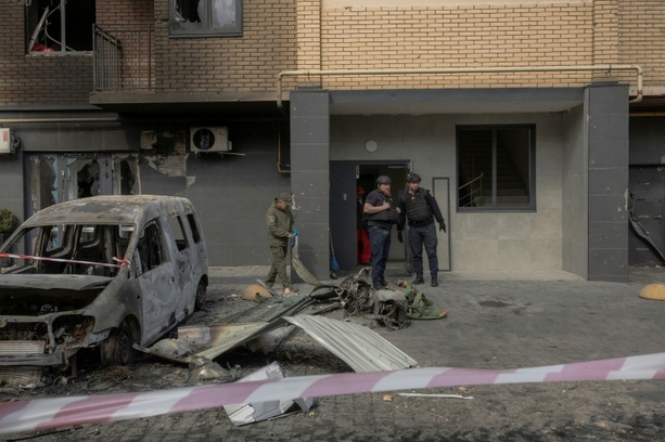 Bild vergr&ouml;&szlig;ern: Behörden: Zahl der Toten nach russischen Angriffen auf Kiew steigt auf 21