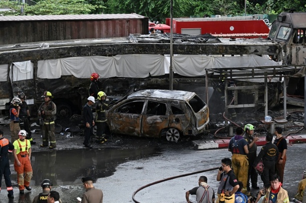 Bild vergr&ouml;&szlig;ern: Mindestens acht Tote bei Zusammenstoß von Güterzug mit Bus in Bangkok