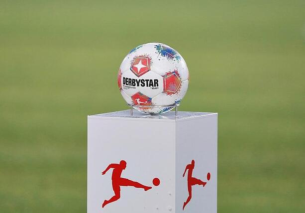 Bild vergr&ouml;&szlig;ern: Cottbus steigt in 2. Bundesliga auf - Essen spielt Relegation