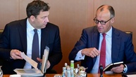 Ökonomen bezweifeln Reformwillen der Regierung - CSU sieht zeitlichen Puffer