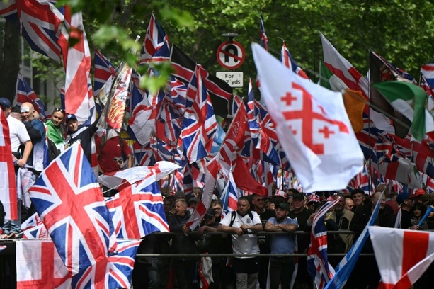 Bild vergr&ouml;&szlig;ern: Zehntausende bei Demonstration von rechtsextremem Aktivisten in London