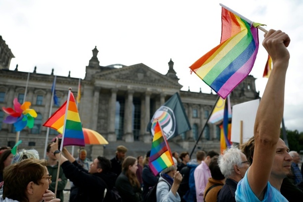 Bild vergr&ouml;&szlig;ern: Rheinische Post: Linke fordert von Bundesregierung mehr Schutz für queere Menschen